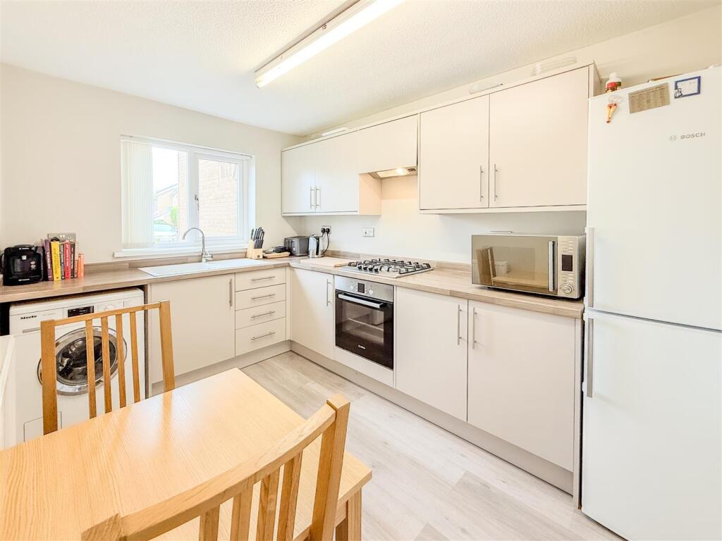 BREAKFASTING KITCHEN