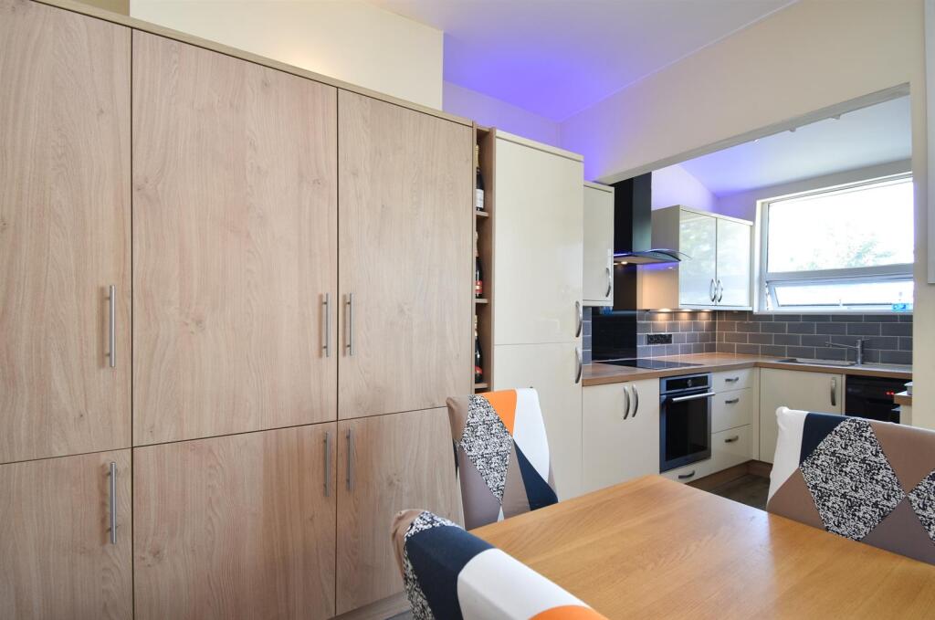 Kitchen &amp; dining room