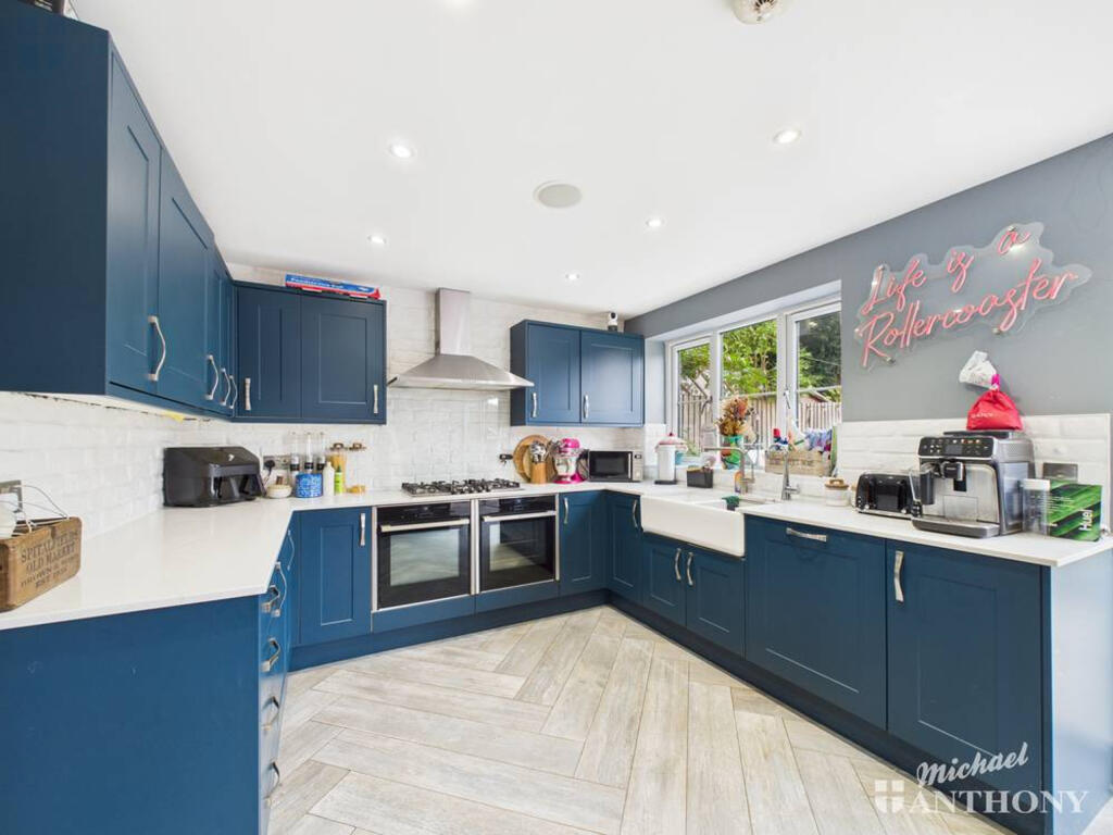 CAM03218G0-PR0806-STILL013-thumbnail-h750-70