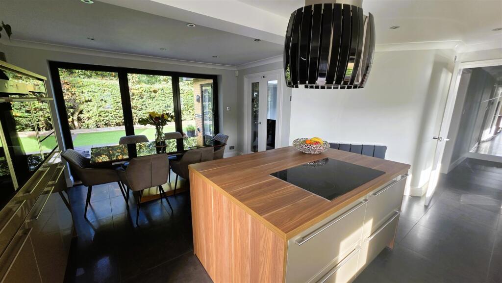 KITCHEN / DINER