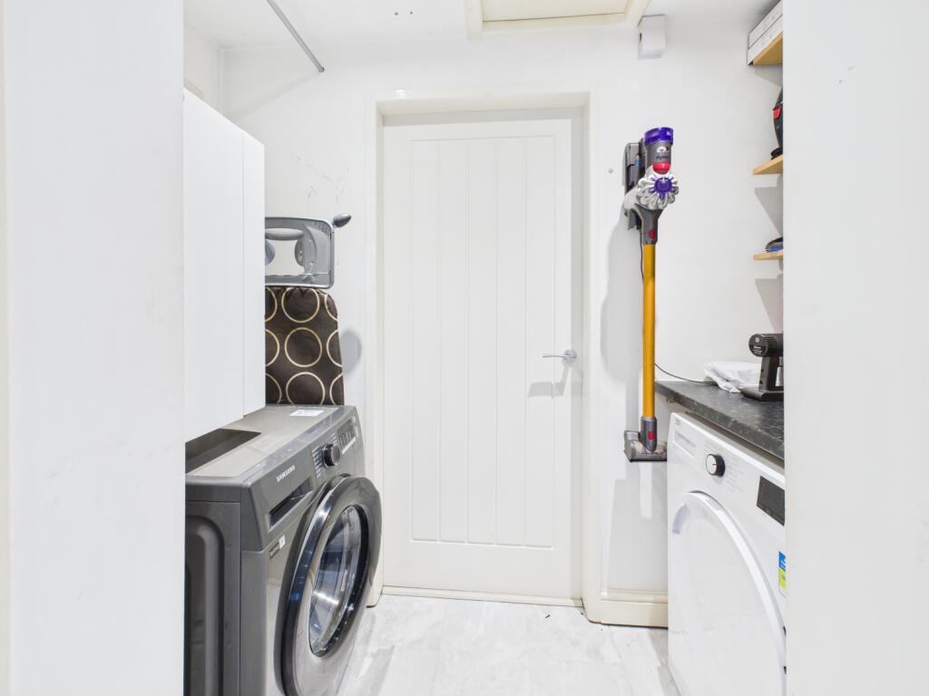 CAM03729G0-PR0181-STILL032