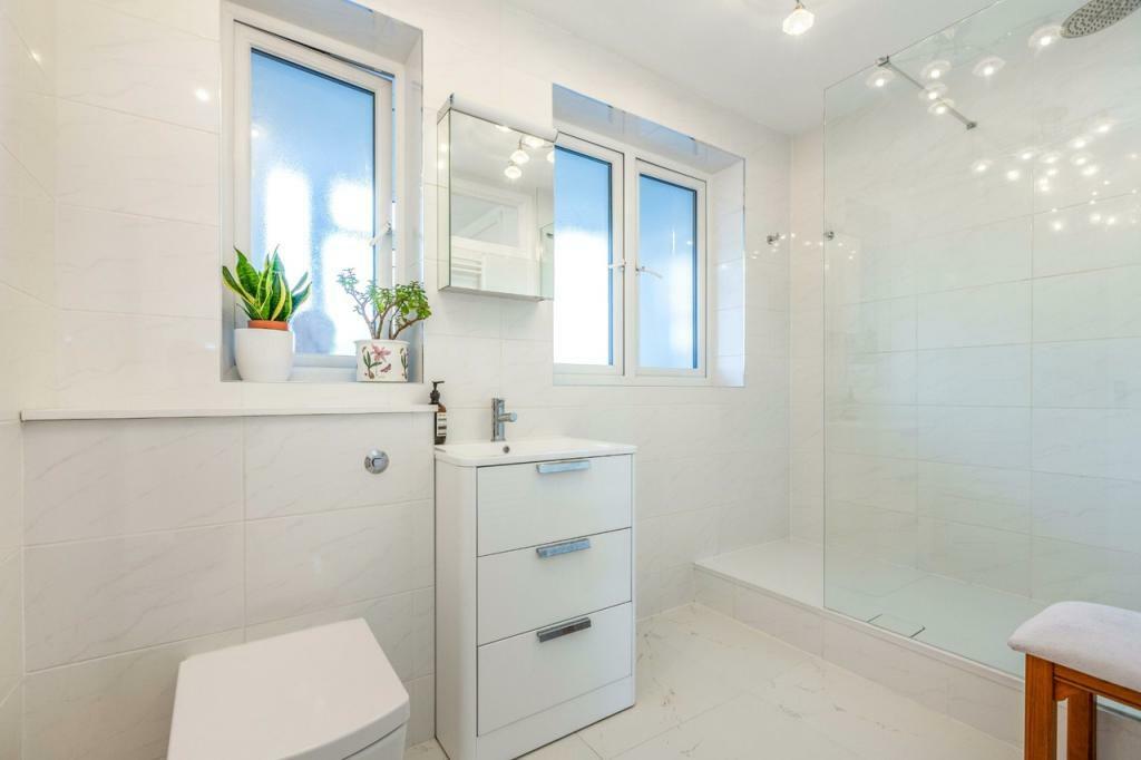SHOWER ROOM:
