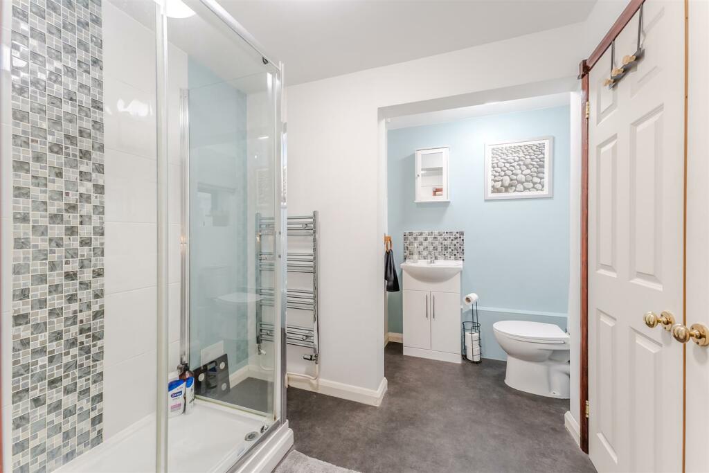 Jack'n'Jill Shower Room