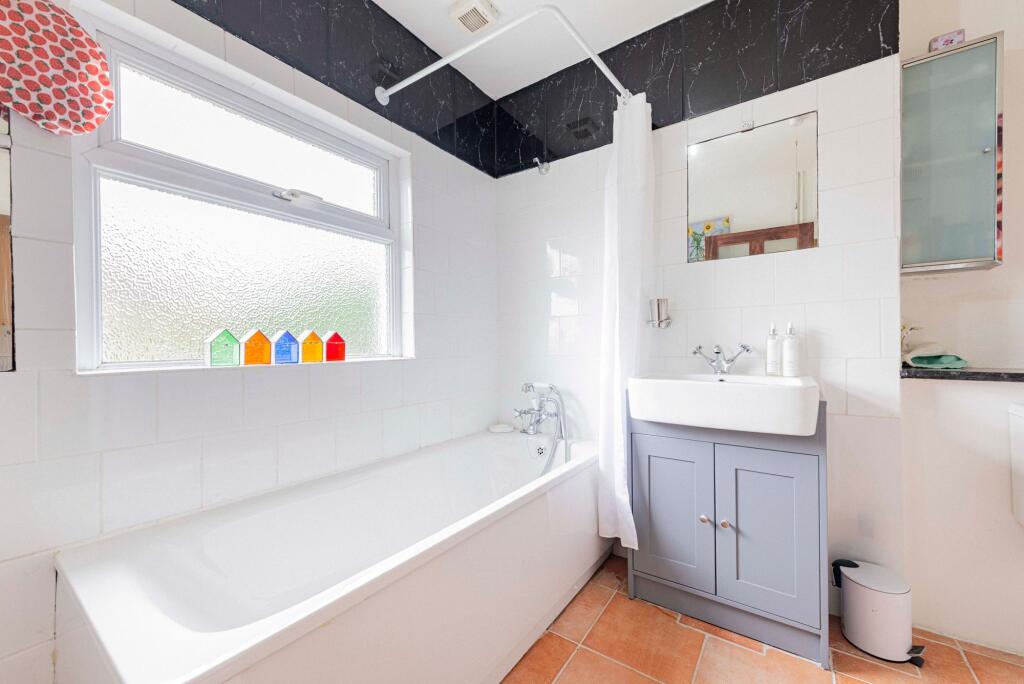 Bathroom W.C (2)