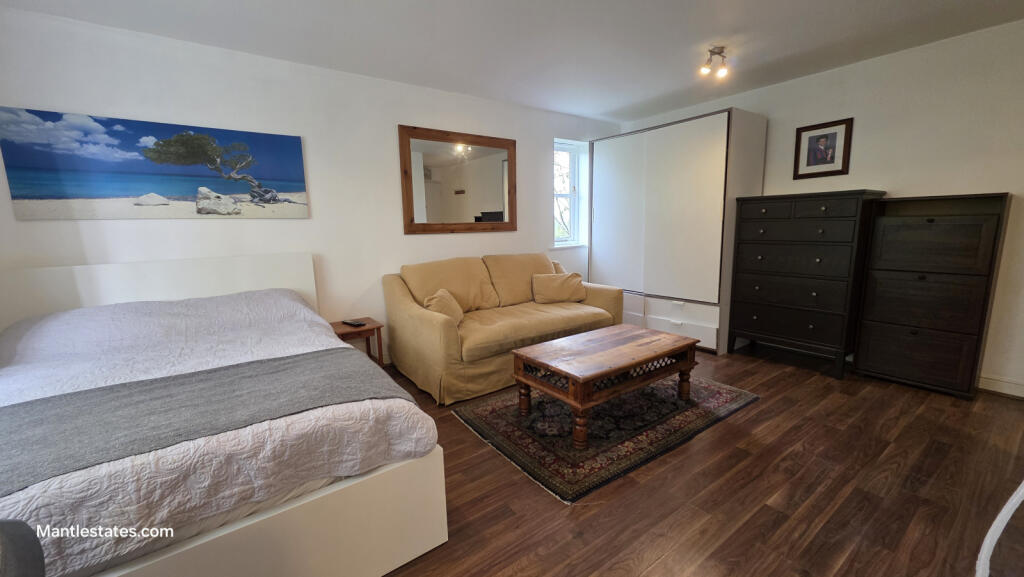 MAIN ROOM