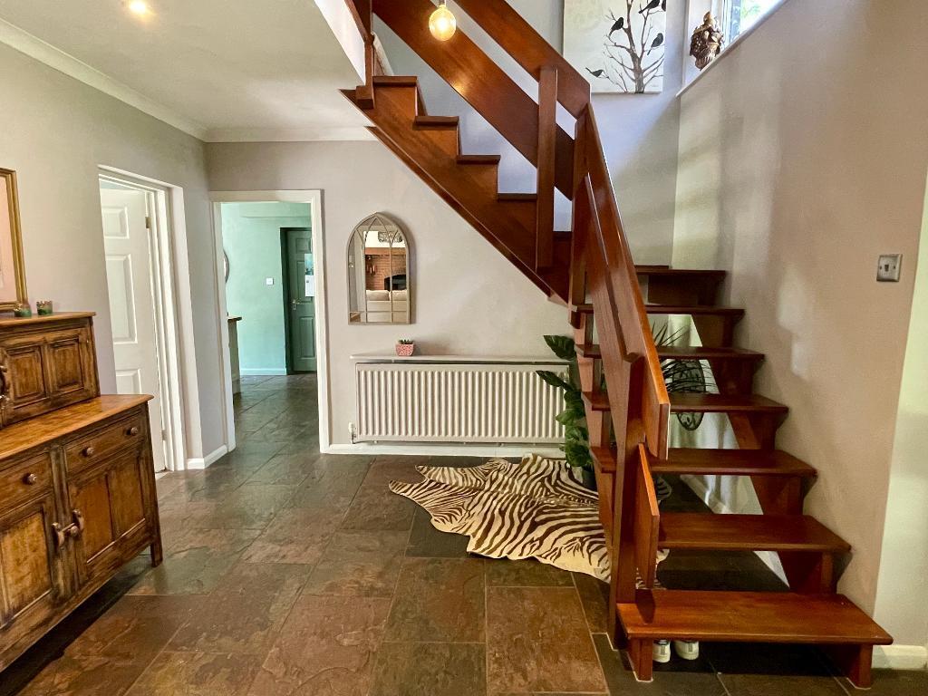 Large hallway and cloakroom