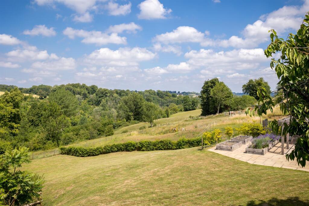 37 - Springview - GL8 8XX - Web.jpg