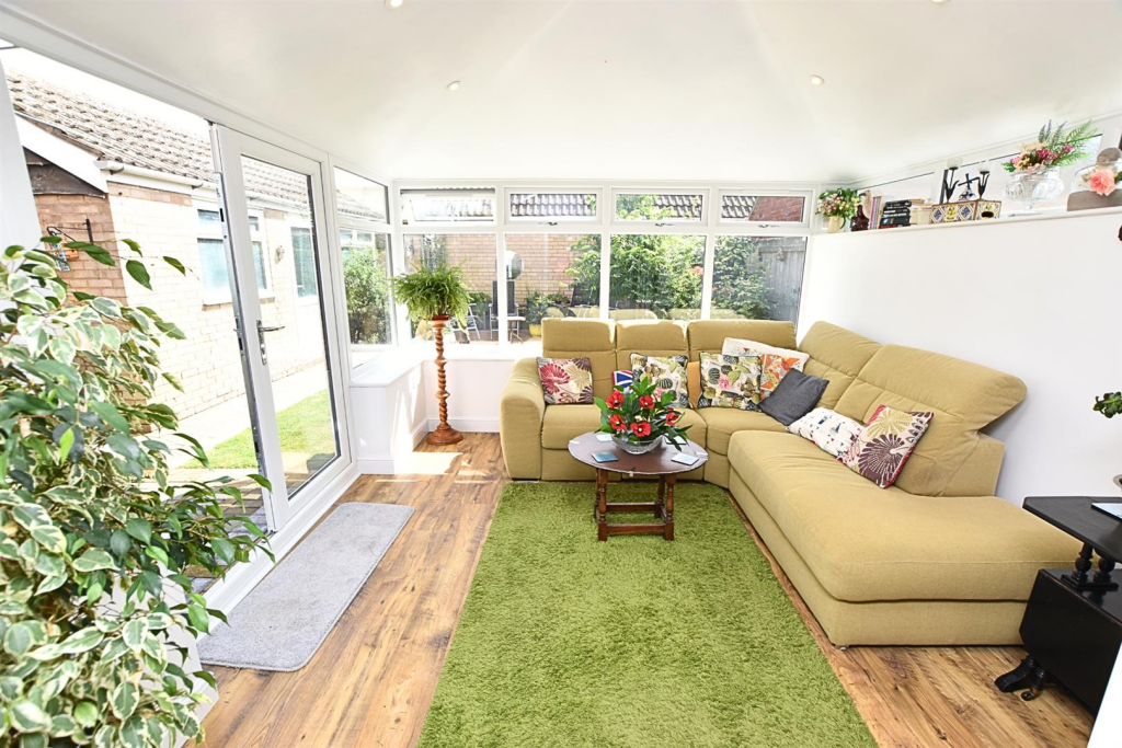 SNUG/REAR SITTING ROOM