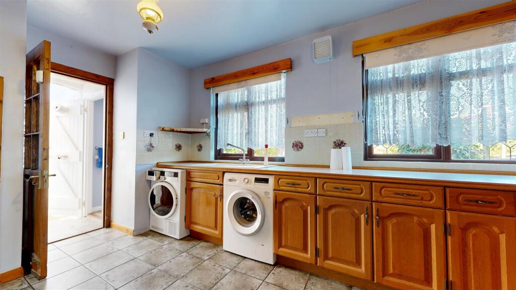 KITCHEN 2.jpg