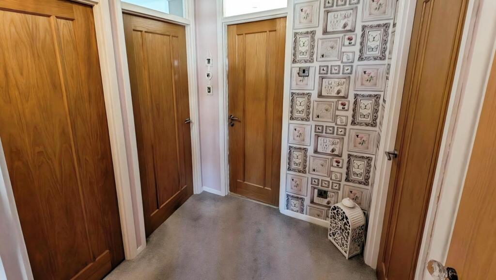 49 Cornwall Crescent landing a.jpg