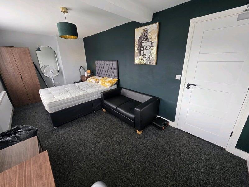 Bright, modern double bedroom with a comfortabl...
