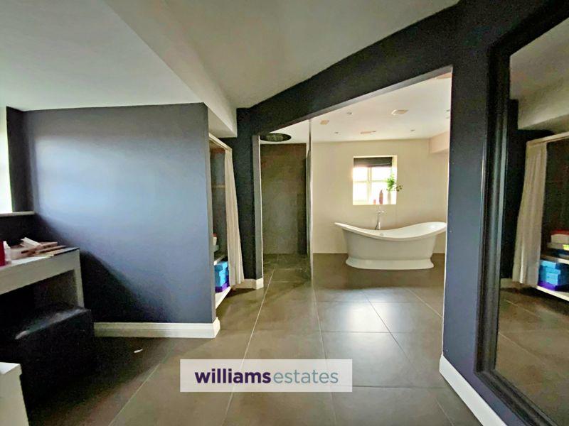 dressing room leads to en-suite