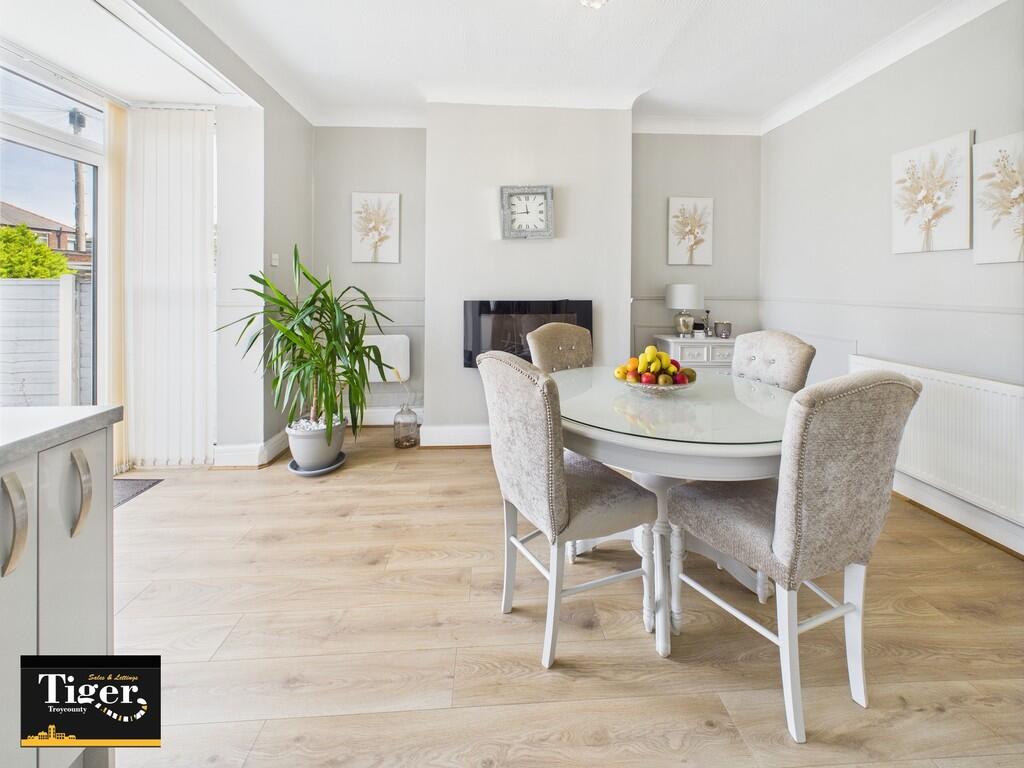 CAM02176G0-PR0652...