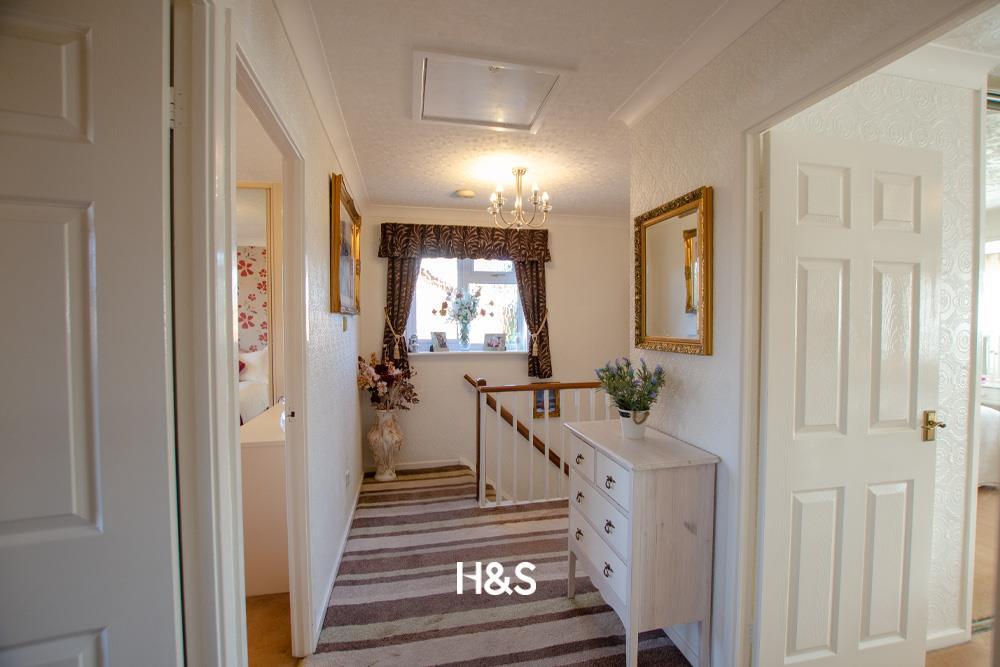 1 Pensham Croft - landing.jpg