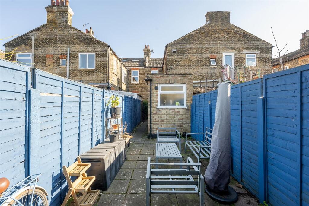 Claude Road E13