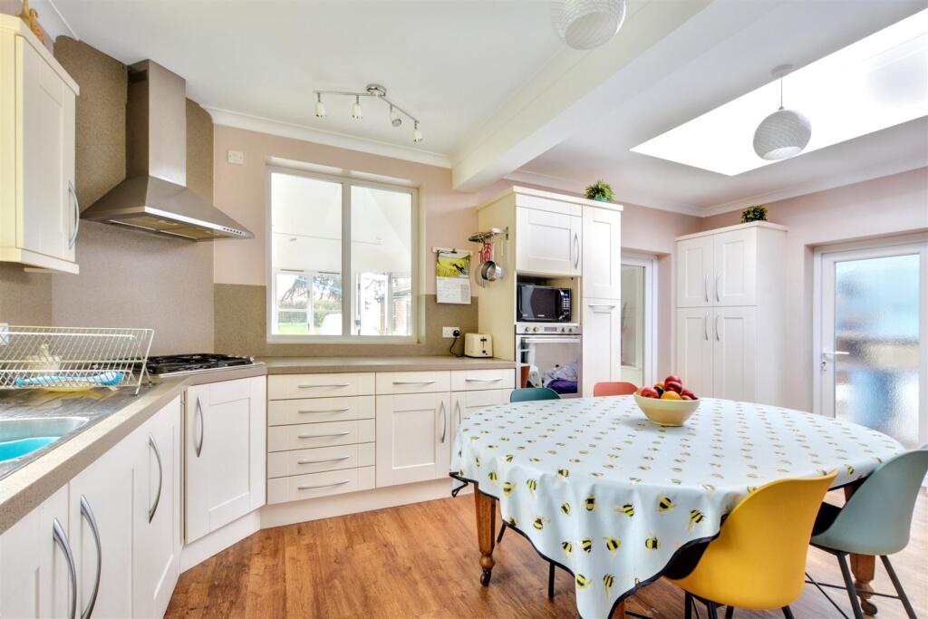 Kitchen_2.jpeg