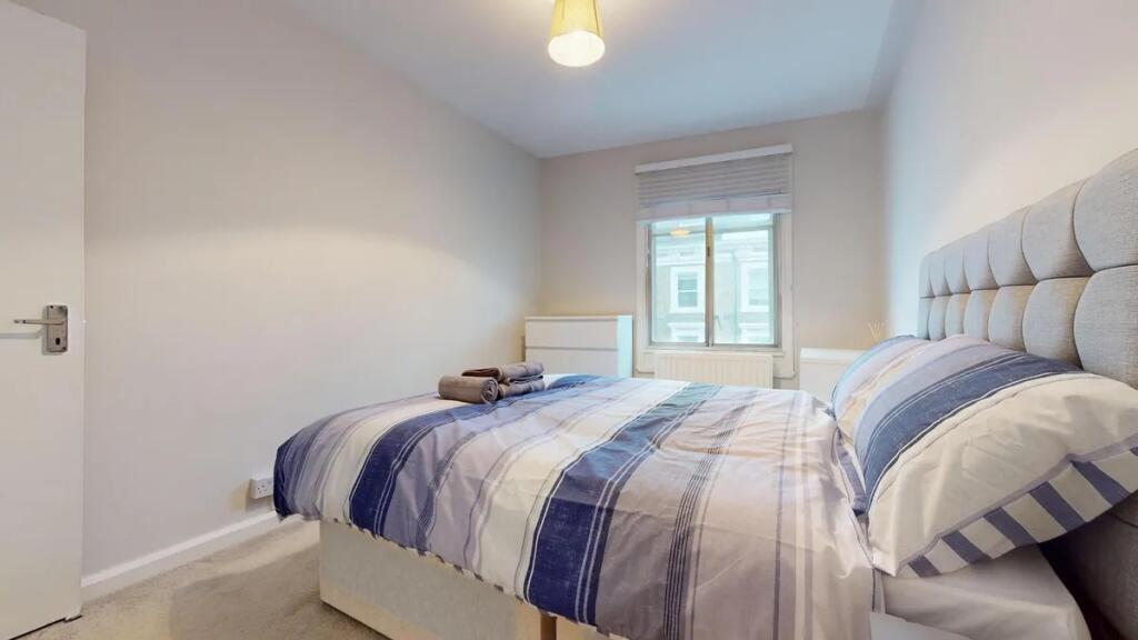A neat and cozy double bedroom featuring a comf...