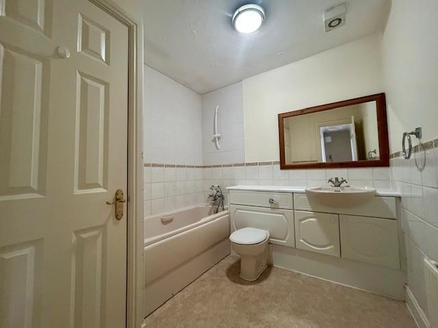 42 Markham Court bathroom.jpg