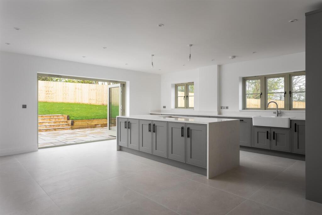 20 - Baddeley House - GL54 4NE - Web.jpg