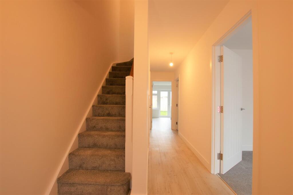 Hayes Lane 30b hall.JPG