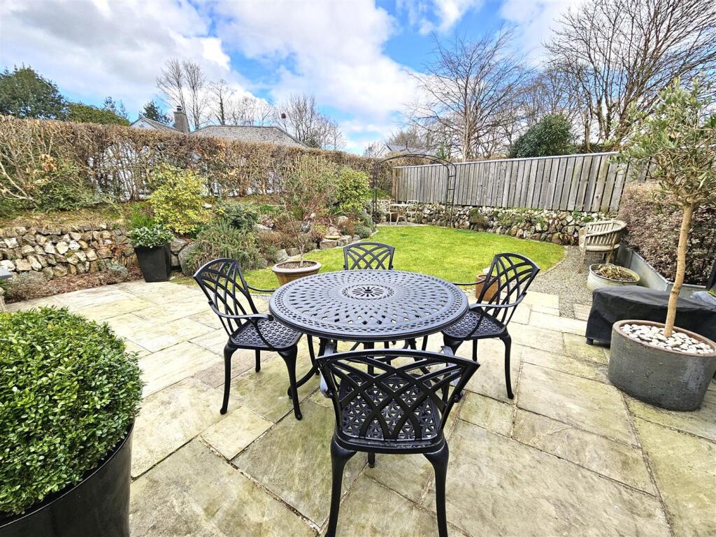 Gardens by Kitchen.jpg