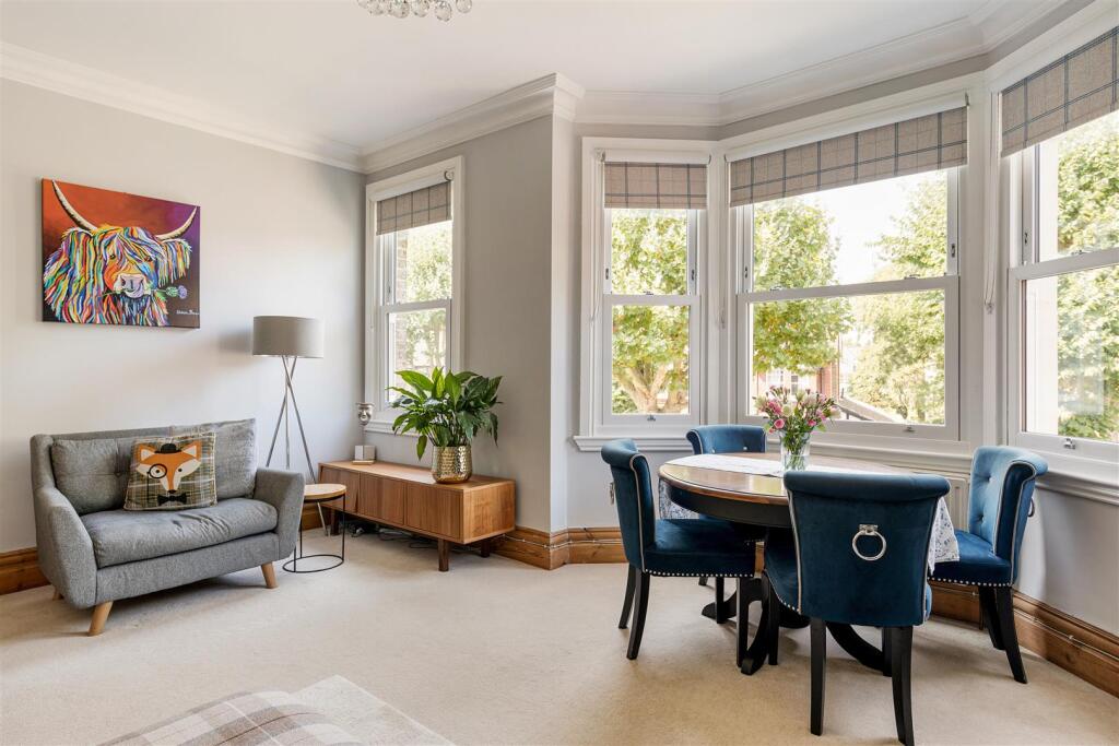 The Avenue E4