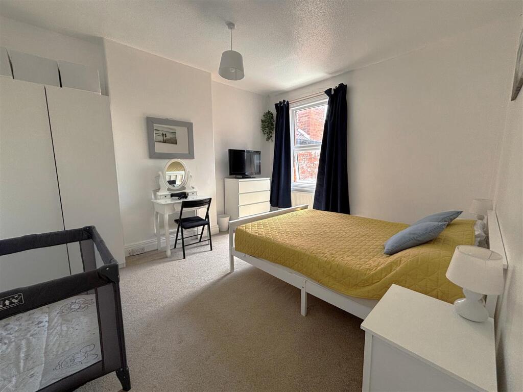 Bed 1.jpg