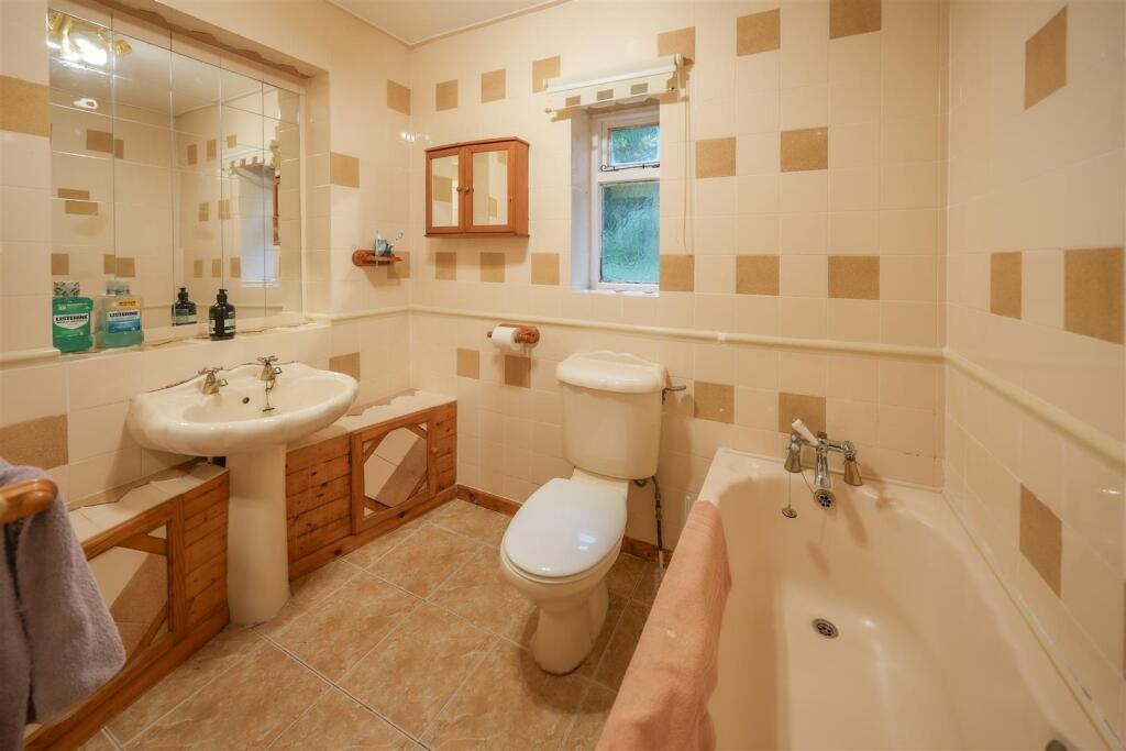 BATHROOM/WC