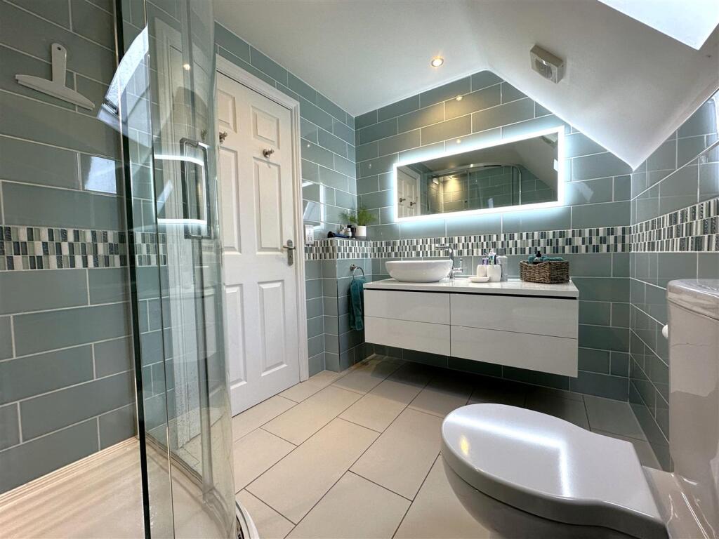 Stylish En-Suite Shower Room 746