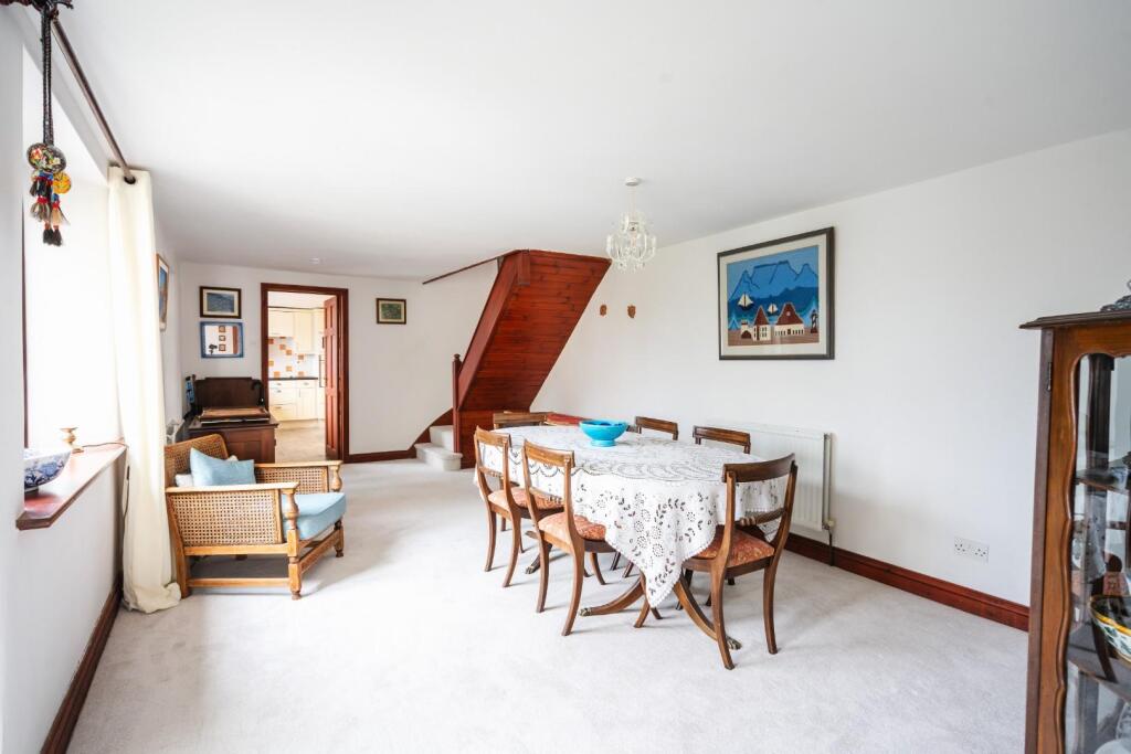 19 - dining room.jpg