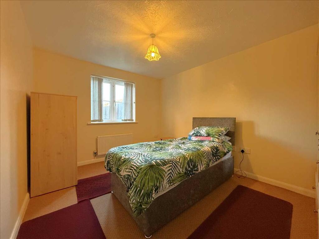 Bedroom (rear)