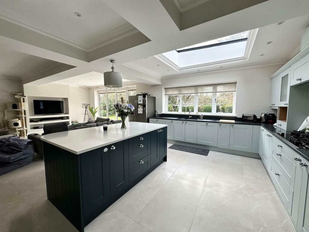 kitchen 2.jpg