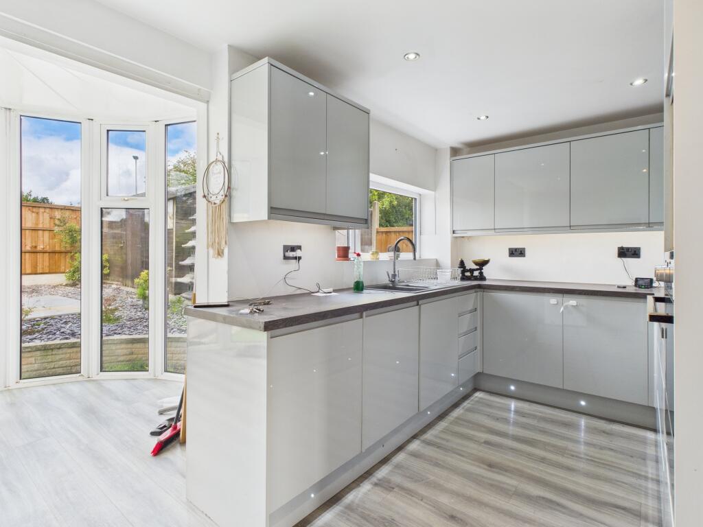 CAM04825G0-PR0180-STILL002