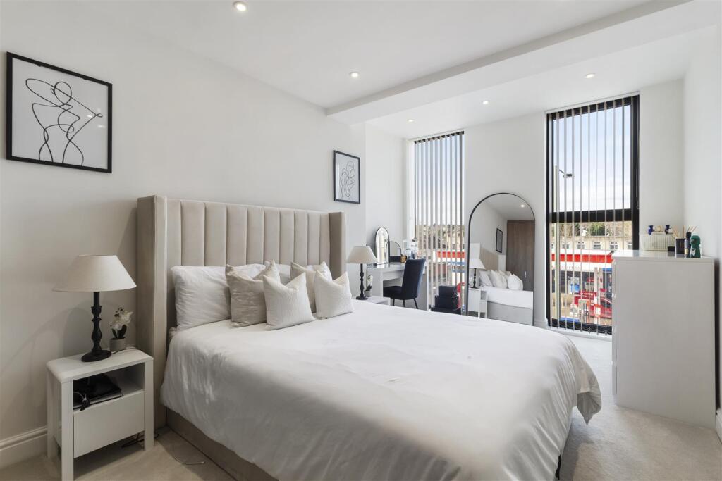 Charlotte Court EN4 8QZ-10.jpg