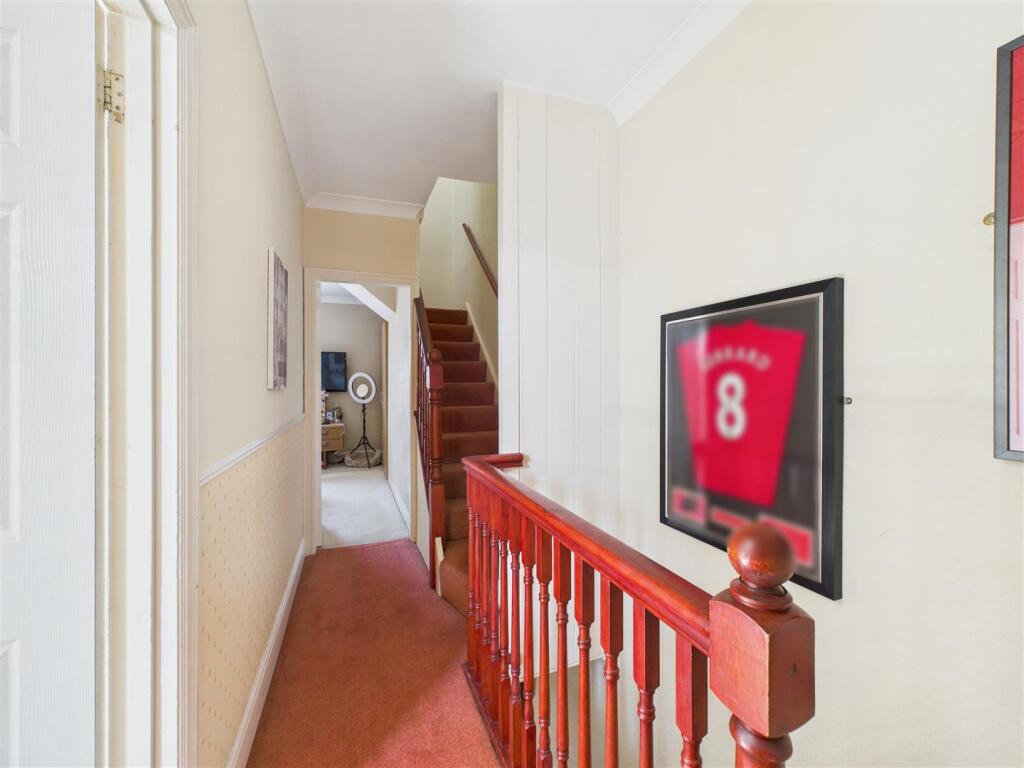 FIRST FLOOR LANDING