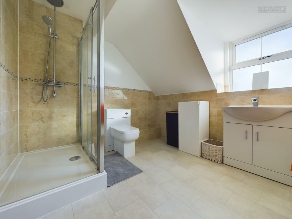 En-Suite To Master Bedroom