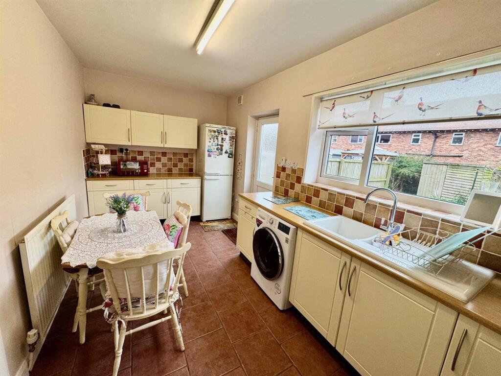 Kitchen 2.jpg