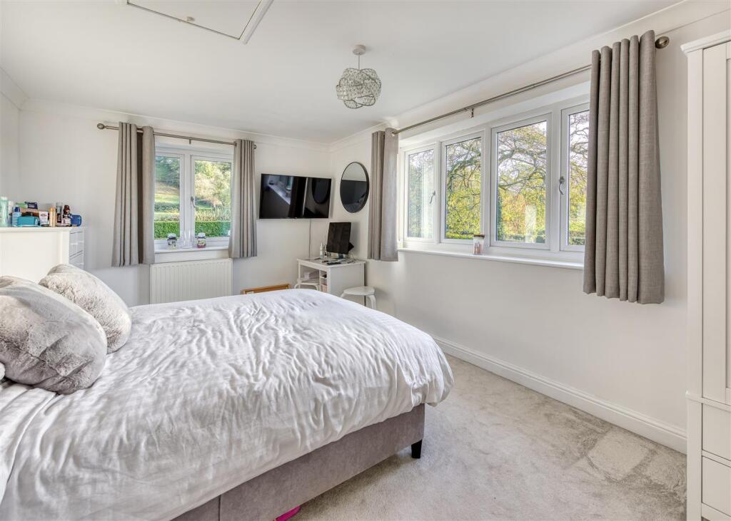 Oaklands Farm-bed2.jpg