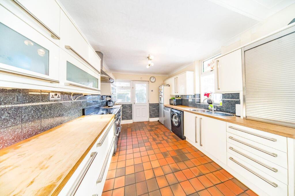 8 Albany Ave kitchen.jpg