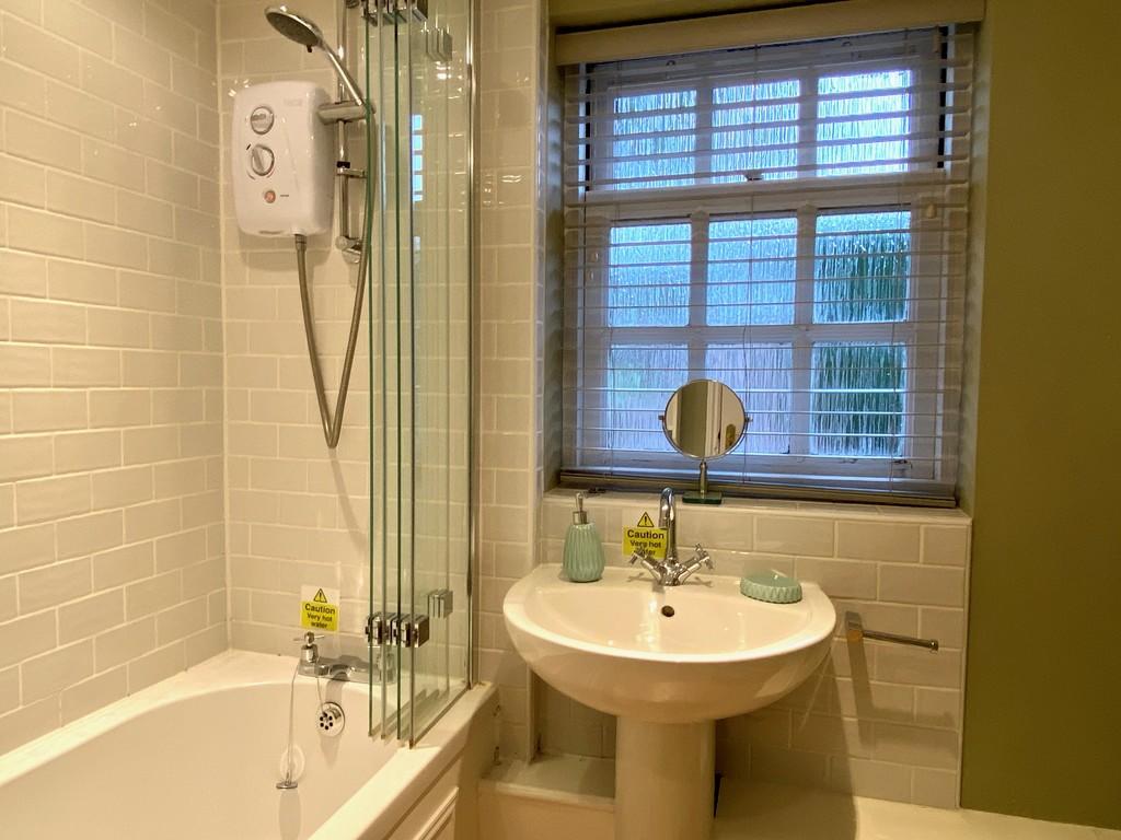 Family Bathroom W...
