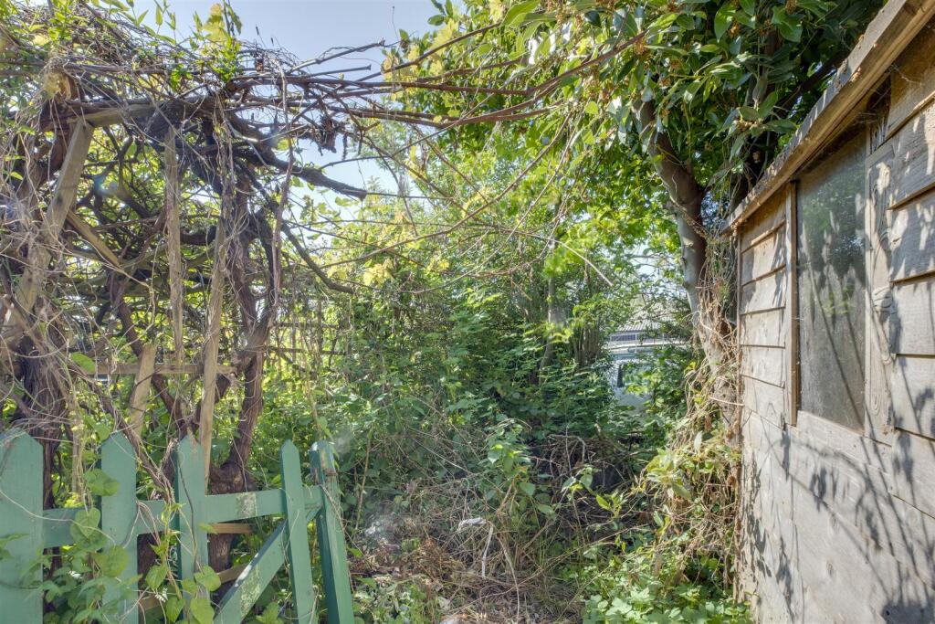 110 Totteridge Road, HP13 6EX-9.jpg