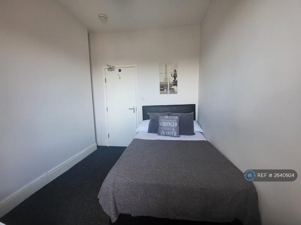 Room 4 - Available