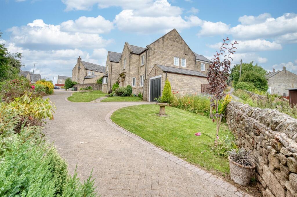 Front garden and street scene.jpg