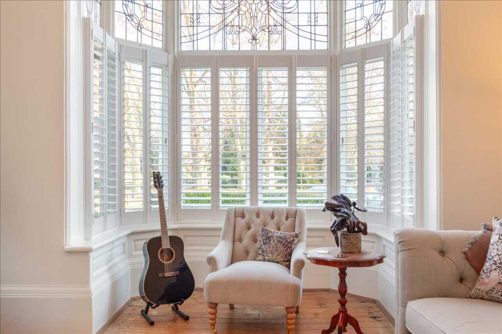 FRONT SITTING ROOM