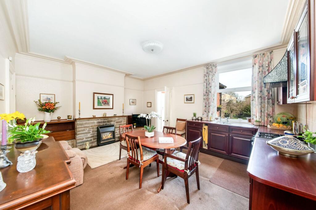OPEN-PLAN DINING KITCHEN
