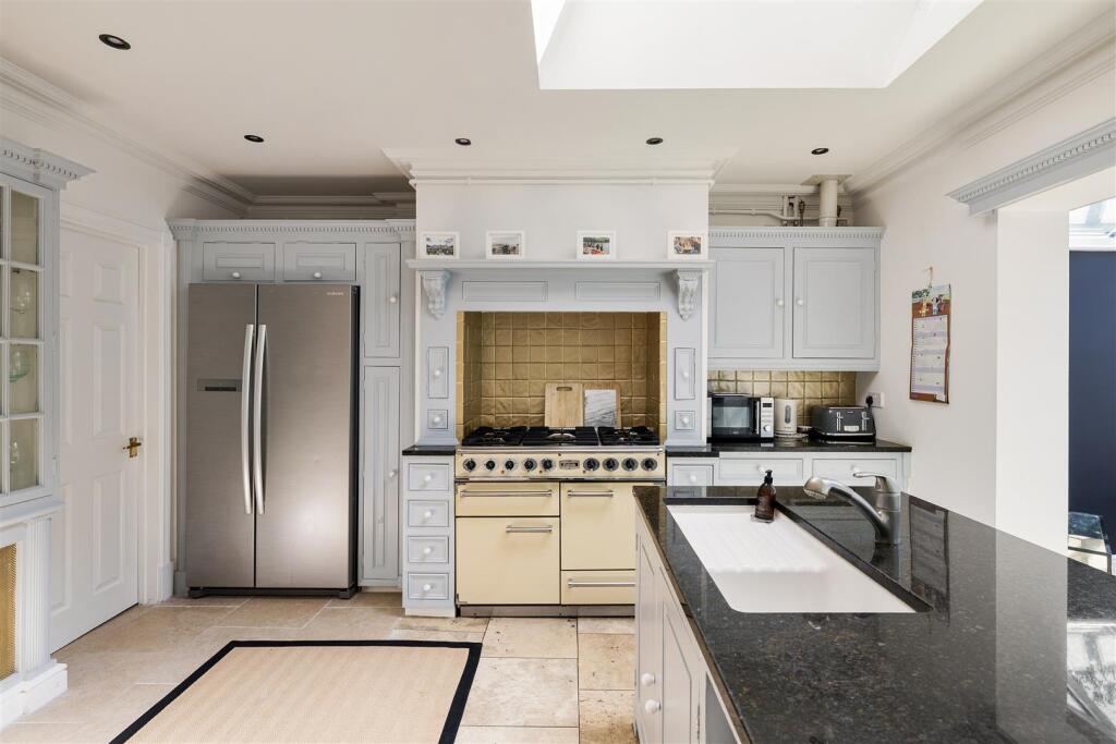 St. Albans Crescent, IG8