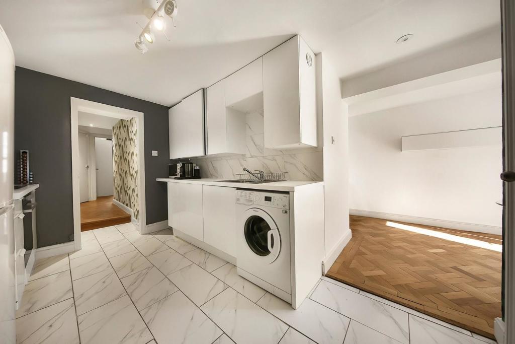 Kitchen (1).jpg