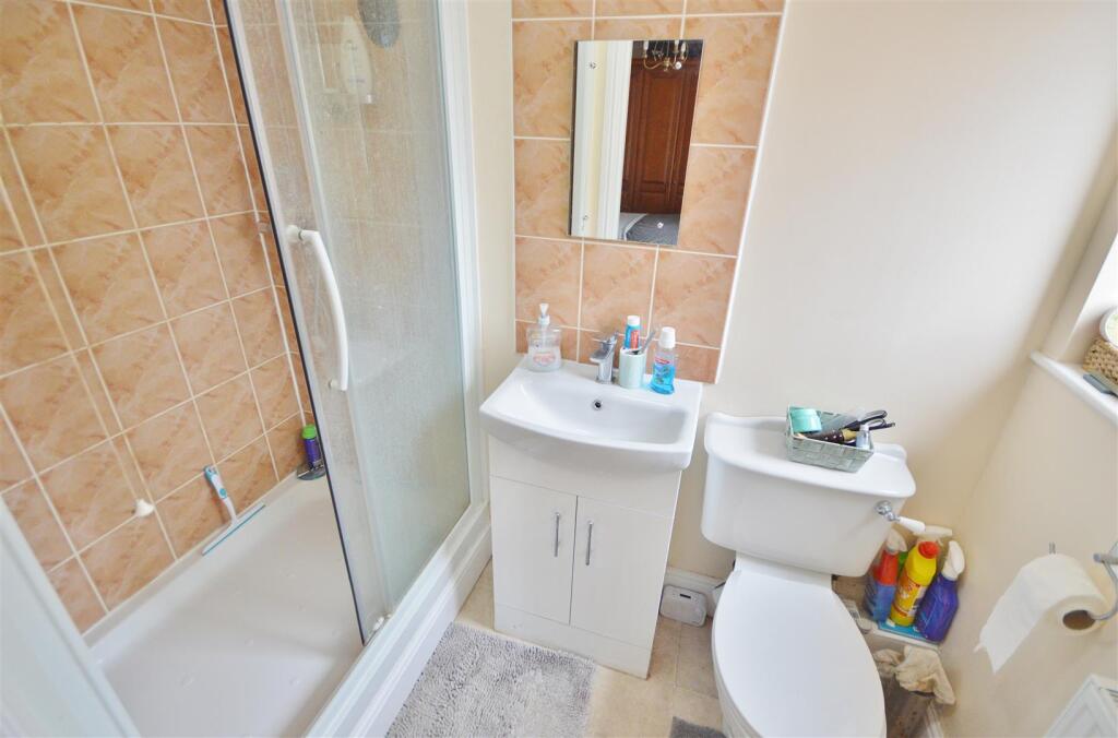 EN-SUITE SHOWER ROOM