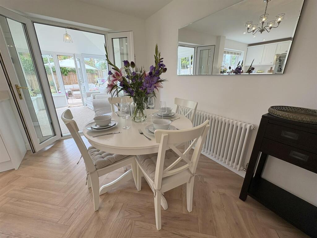 KITCHEN/DINING ROOM