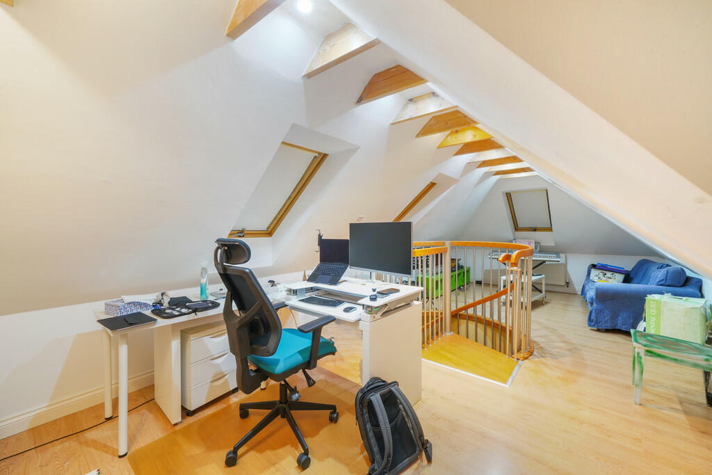 7 Woodstead Grove...